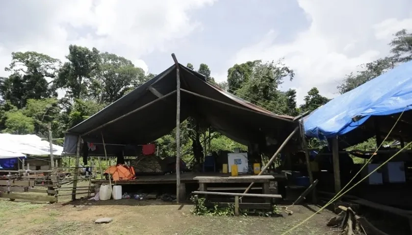 Migrantes de diferentes nacionalidades cruzan un campamento en medio de un operativo este sábado en plena selva del Darién.