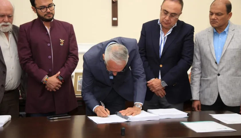 El ministro de Salud, Guillermo Alfonso Jaramillo, firmando la Reforma a la Salud.