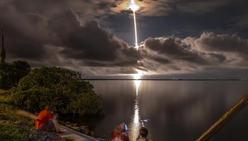 La misión Polaris Dawn despega en un cohete Falcon 9 de SpaceX desde el Complejo de Lanzamiento 39A del Centro Espacial Kennedy en Cabo Cañaveral, Florida.