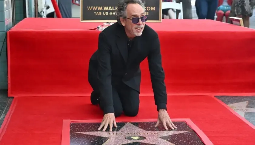 Tim Burton recibiendo su estrella en el Paseo de la Fama de Hollywood.