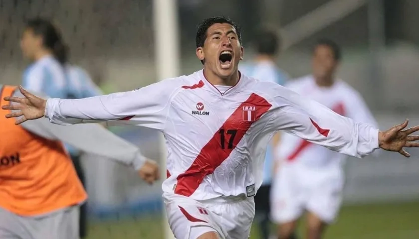 Johan Fano celebrando un gol contra Argentina en las Eliminatorias 2010.