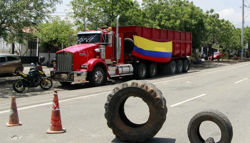 Vía bloqueada por el paro camionero.