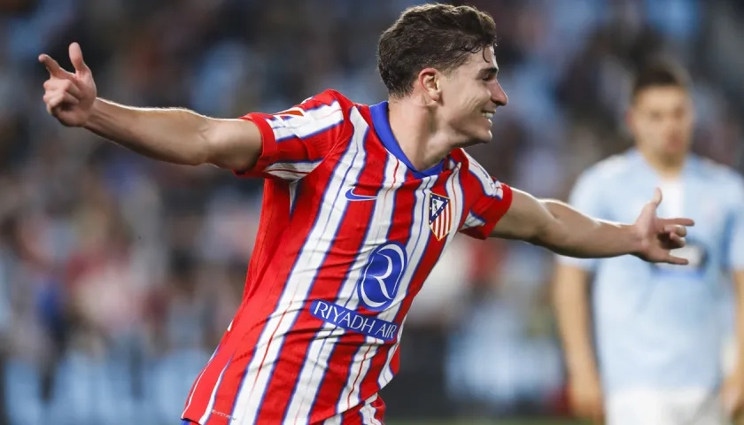 Julián Álvarez celebra tras marcar el gol de la victoria del Atlético de Madrid.