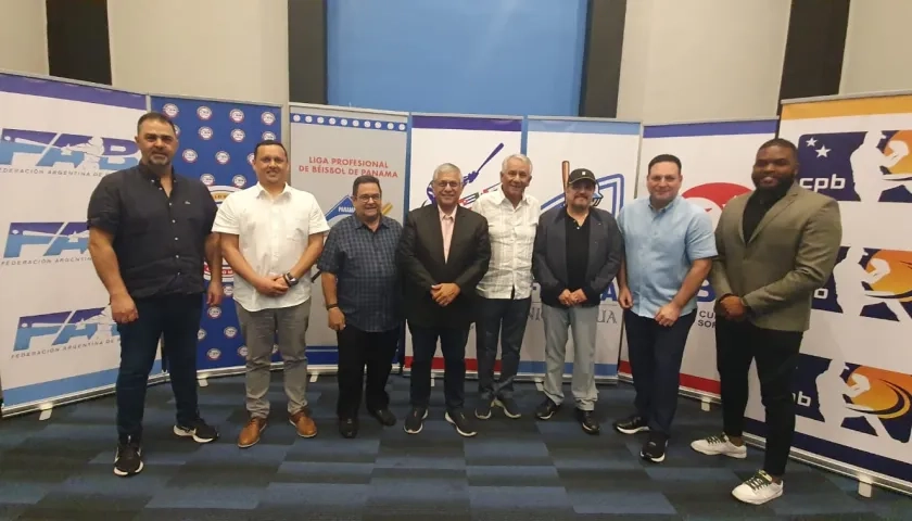 Miembros de la junta directiva de la Asociación de Béisbol de las Américas. 