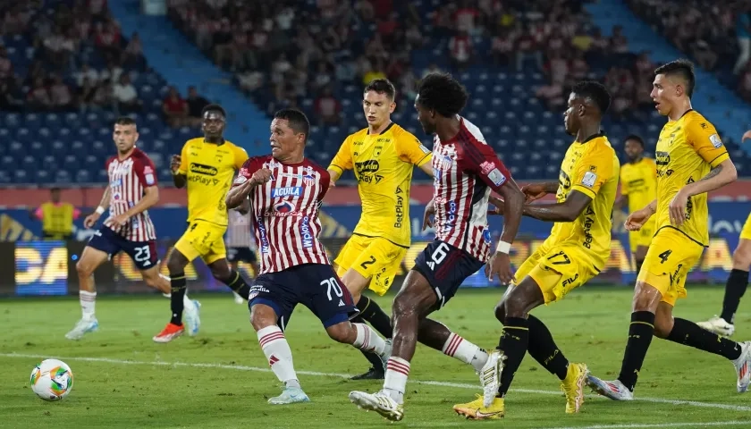 Carlos Bacca en uno de los ataques de Junior sobre la portería de Santa Fe. 