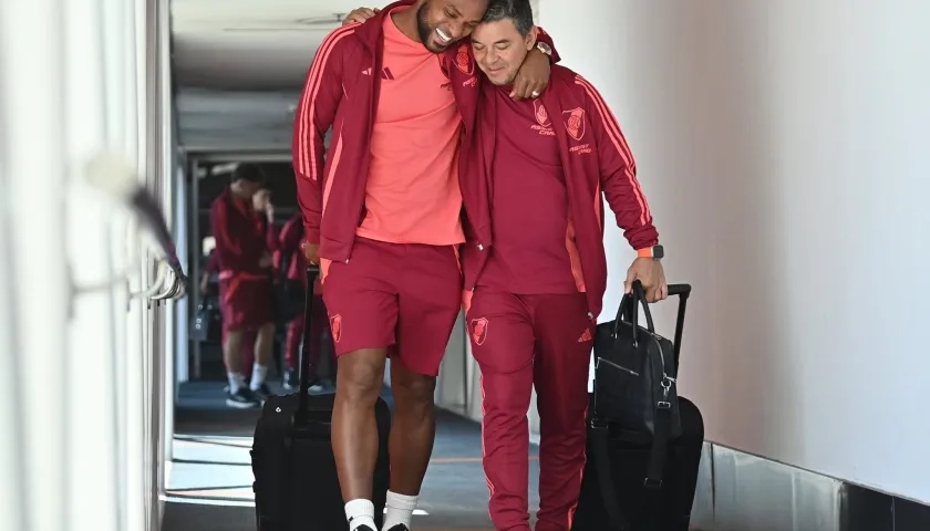 Miguel Borja y Marcelo Gallardo rumbo al avión que los llevaría a Santiago.