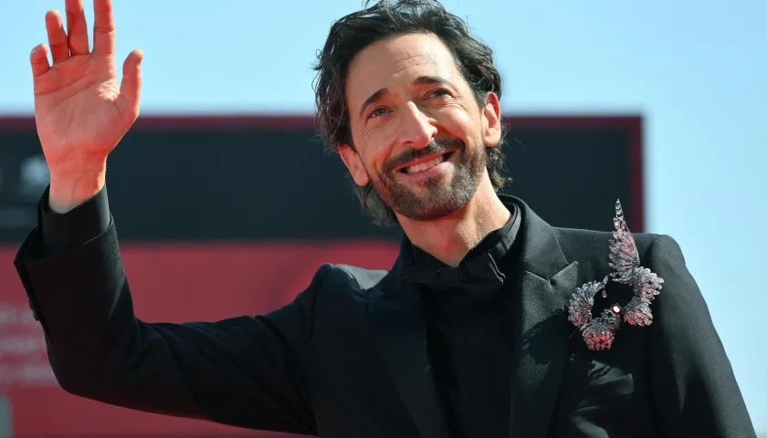 El actor estadounidense Adrien Brody llega al estreno de 'The Brutalist'. 