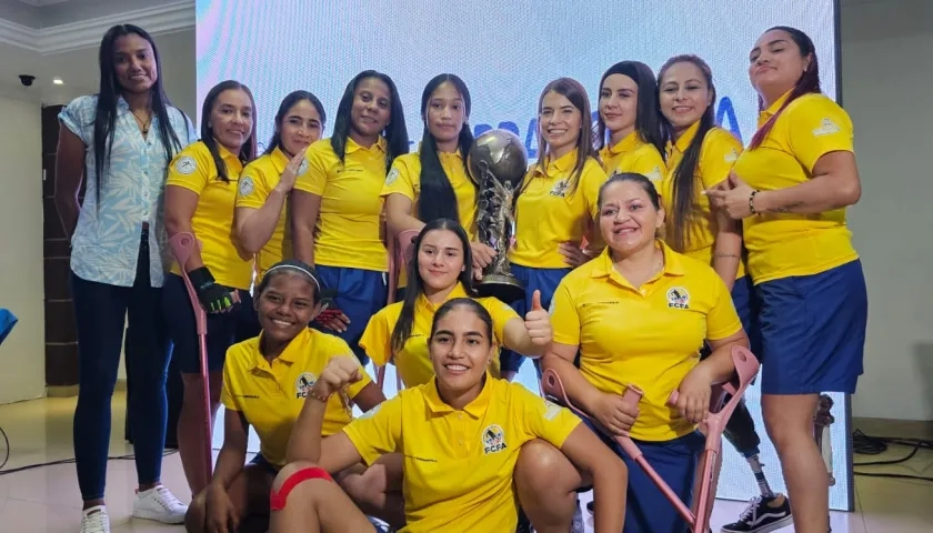 Integrantes de la Selección Colombia con su entrenadora, Kellis Peduzine.