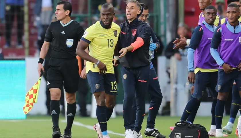 Enner Valencia festeja su gol con el técnico Sebastián Beccacece.