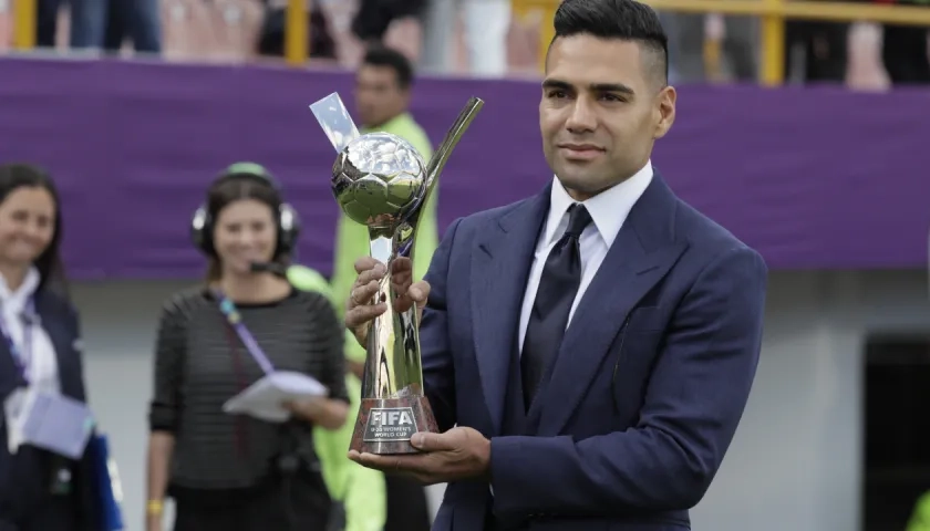 Falcao García exhibe el trofeo que será entregado al campeón del Mundial femenino sub-20. 