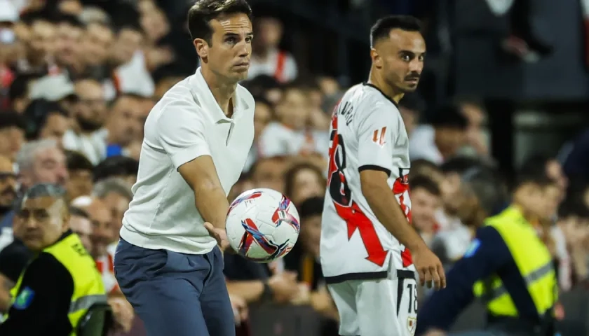 Iñigo Pérez, entrenador del Rayo Vallecano, durante el juego contra Osasuna.