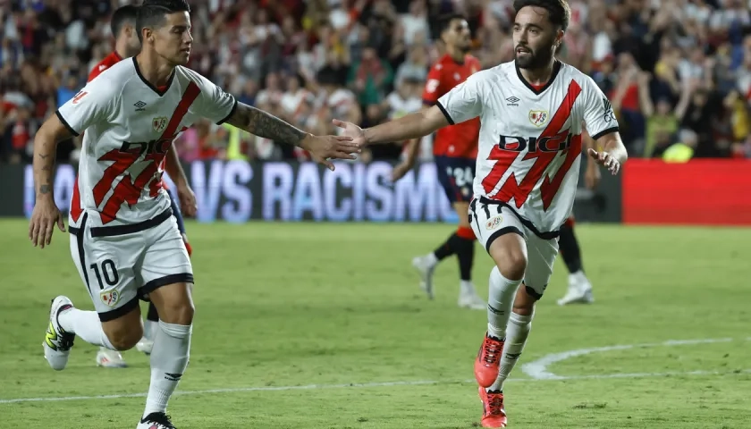 James Rodríguez felicita a Unai López, autor del tercer gol del Rayo Vallecano.