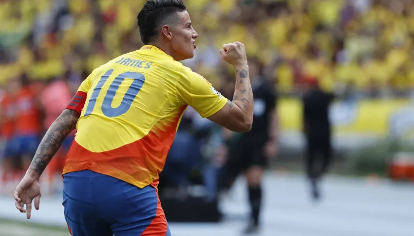 James Rodríguez celebra el primer gol de Colombia ante Argentina, tras una asistencia suya a Yerson Mosquera.