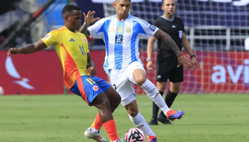 Jhon Arias toma posesión del balón ante la marca de Cristian Romero.