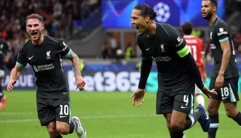 Virgil van Dijk, capitán del Liverpool, celebra el segundo gol ante el Milan.