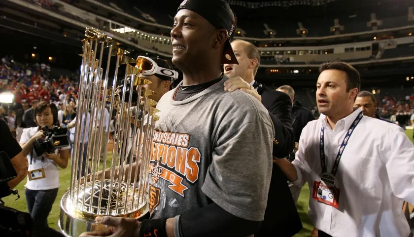 Édgar Rentería con el trofeo de campeón de la Serie Mundial con los Gigantes.