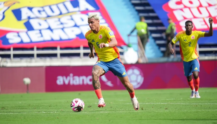 El mediocampoista Richard Ríos durante el partido contra Argentina.