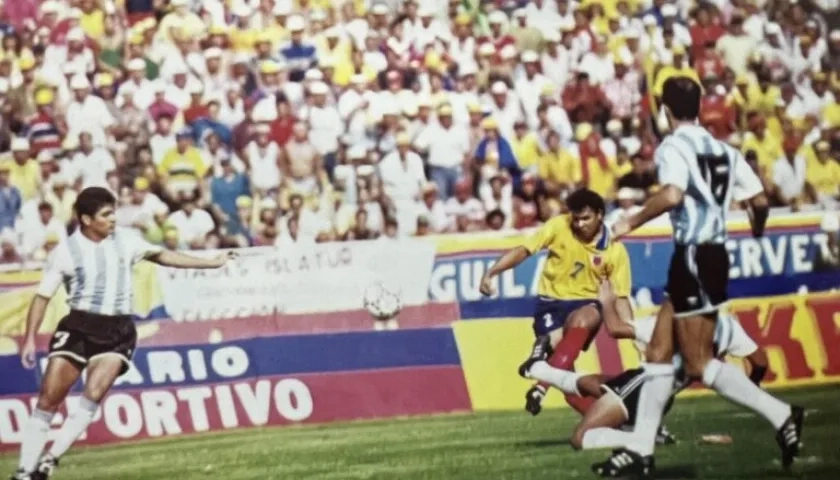 La exquisita definición de Iván René Valenciano para poner a ganar a Colombia ante Argentina, el 15 de agosto de 1993.