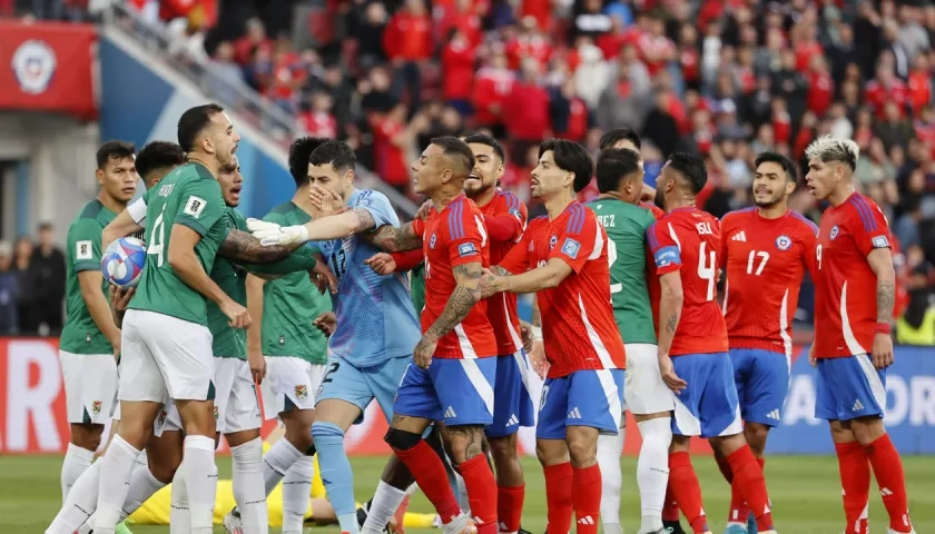 Jugadores de Bolivia increpan a Eduardo Vargas tras marcar el gol del empate para Chile. 