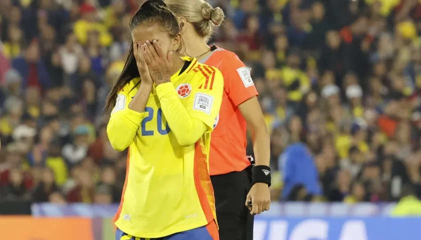 Karla Viancha abandonó entre lágrimas la cancha en el partido contra Australia. 