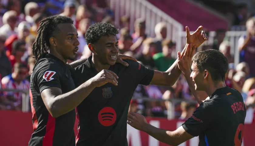 Lamine Yamal celebra uno de sus goles con Koundé y Pedri.