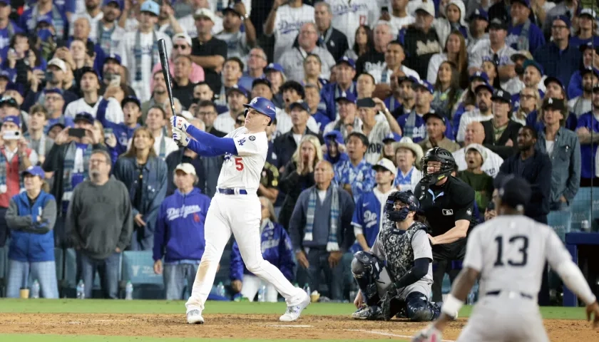 Freddie Freeman sigue la trayectoria de la pelota que terminó en las gradas del Dodger Stadium. 