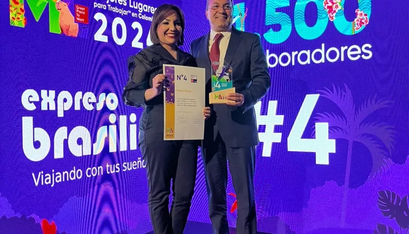 Eliana Corro, Jefe de Cultura y Desarrollo Organizacional, y Alfredo De León, Gerente General de Expreso Brasilia, recibiendo el reconocimiento de Great Place to Work en Bogotá.