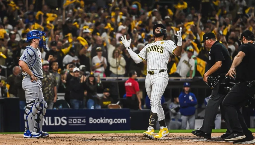 El dominicano Fernando Tatis Jr. llega al plato tras batear un jonrón de dos carreras en el segundo inning. 