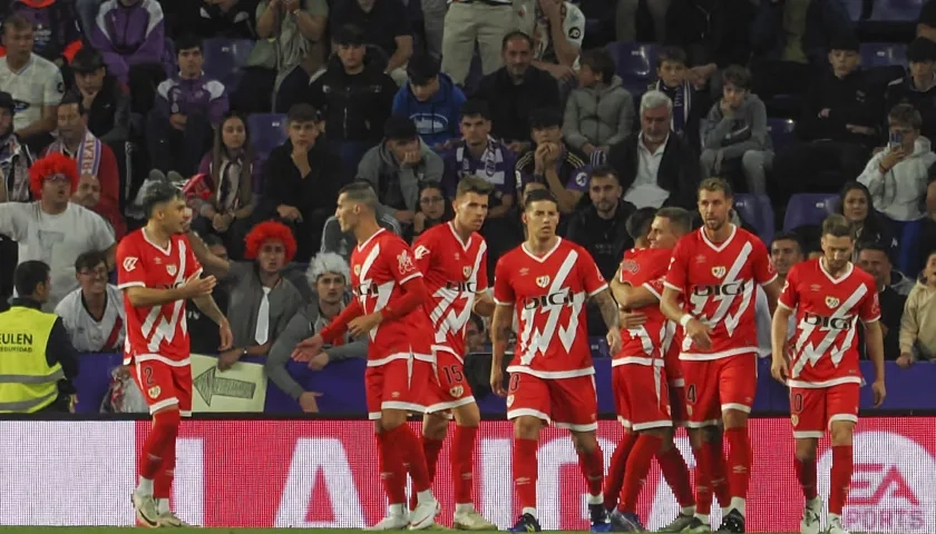 James Rodríguez junto a sus compañeros en la celebración del segundo gol.