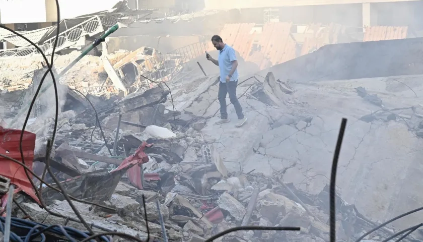 Un hombre camina sobre los escombros en el barrio Haret Hreik en Beirut, en el Líbano.