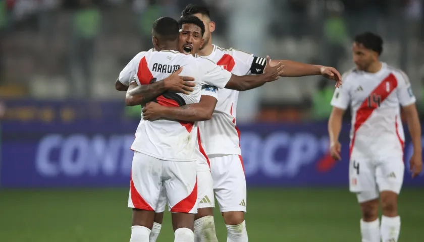 Jugadores de Perú celebran el gol ante Uruguay 