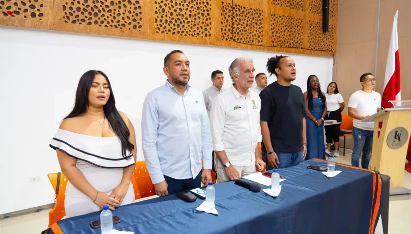 Angely Loraine Díaz Cordero, el rector Danilo Hernández, el gobernador Eduardo Verano de la Rosa y Elías de Jesús Palma Sanjuanelo. 