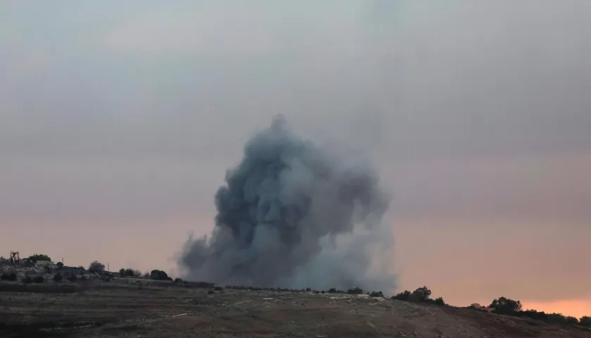 Humo tras ataque israelí en sur del Líbano.