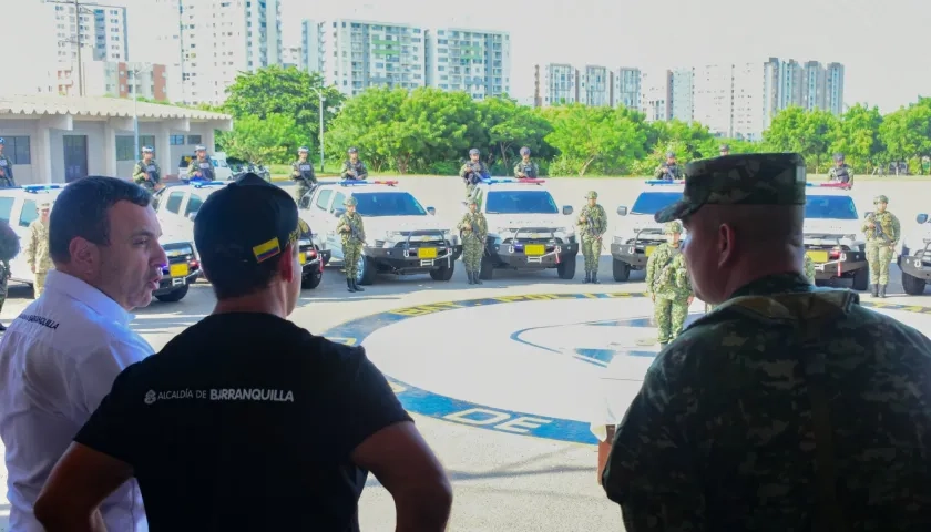 Entrega de las camionetas al Ejército.