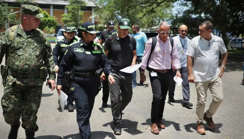 Andrés Julián Rendón, Gobernador de Antioquia, junto a las autoridades en Yondó.