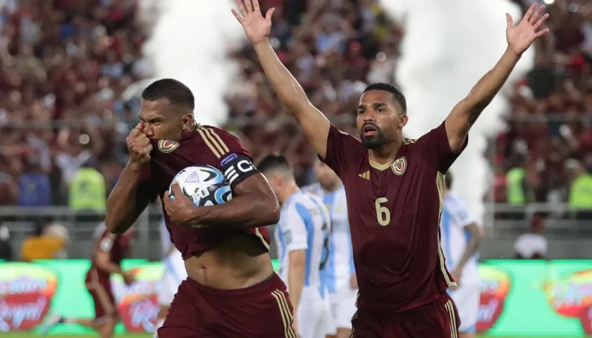 Salomón Rondón festejando su anotación.