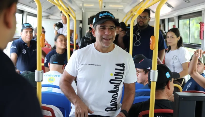 Alcalde Alejandro Char en el bus eléctrico que hará la ruta.