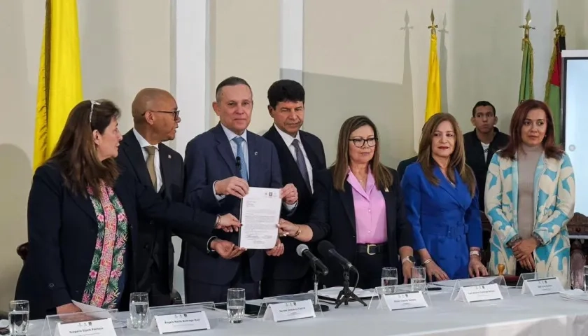 La ministra Ángela Buitrago, el presidente de la Corte Suprema, Gerson Chaverra; el Presidente del Senado, Efraín Cepeda, y la fiscal Luz Adriana Camargo radicando la reforma.