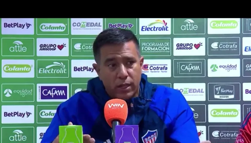 César Farías, técnico del Junior, en rueda de prensa.