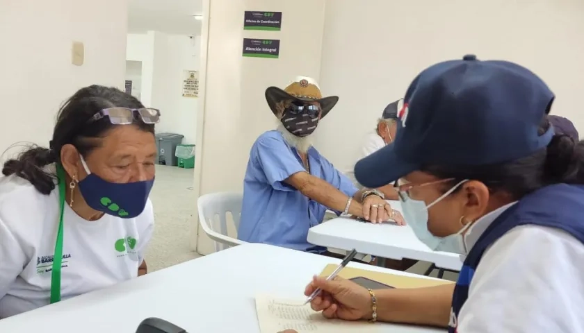 Atención a ciudadanos en oficina.