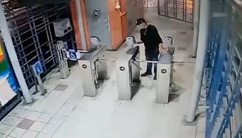 Momento en el que el vándalo destruye los validadores en la estación Pedro Ramayá en Soledad.