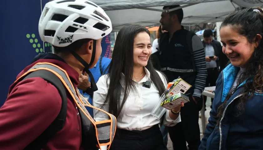 Mariantonia Tabares Pulgarín, directora de la ANSV, junto a ciclistas.