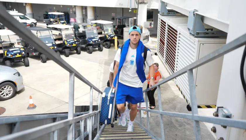 Giovanni Lo Celso, integrante de la selección Argentina, antes de abordar hacia Barranquilla. 