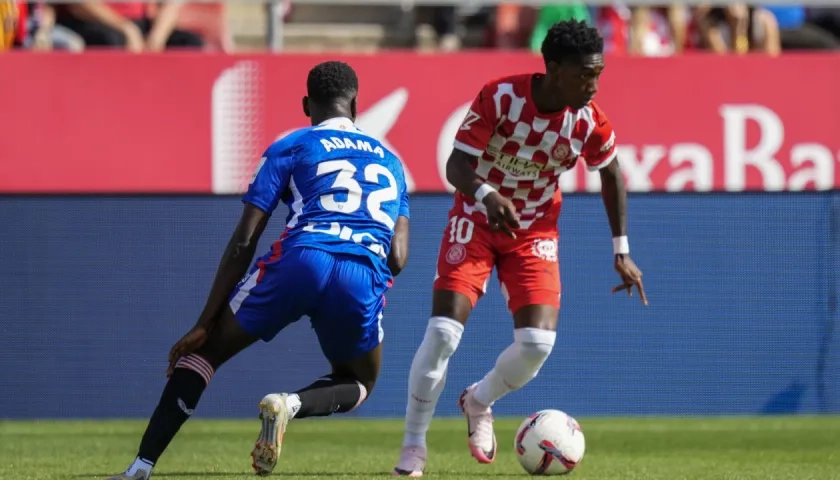 Yáser Asprilla domina la pelota ante la marca de Adama Boiro, del Athletic.