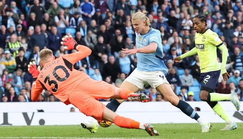 Erling Haaland en un mano a mano con el portero Aaron Ramsdale.