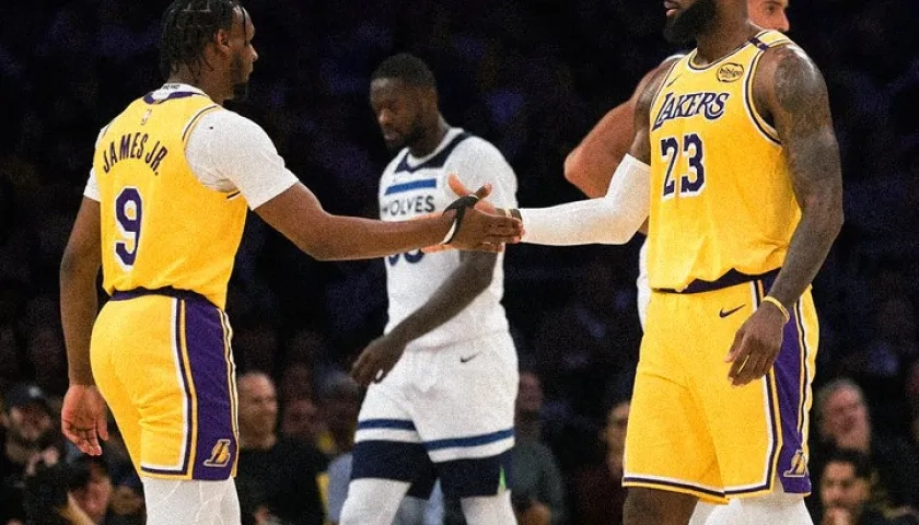 Bronny James y su padre LeBron durante el juego contra Timberwolves 