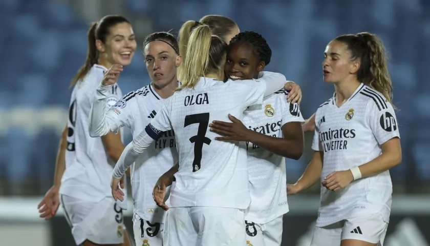 Linda Caicedo celebra con sus compañeras el gol que marcó contra el Celtic.