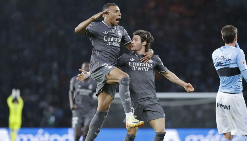 Kylian Mbappé celebra con Fran García su gol ante el Celta de Vigo.