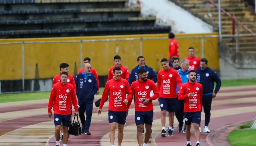 Integrantes de la selección paraguaya previo a un entrenamiento en Quito.