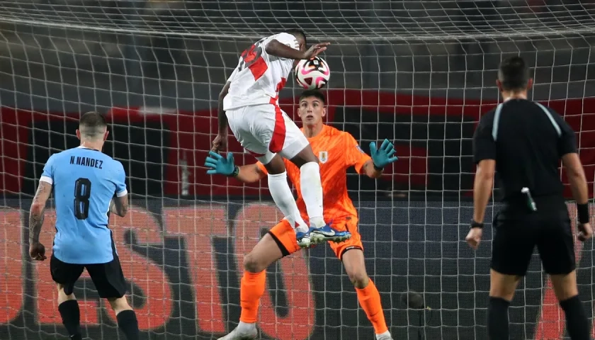 El cabezazo que terminó en gol de Miguel Araujo para darle el triunfo a Perú sobre Uruguay.